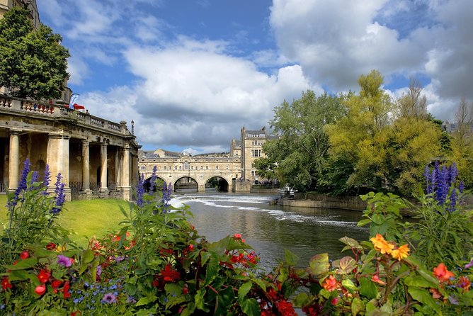 Stonehenge and Bath Day Trip from London with Optional Roman Baths Visit - Guides, commentary, and the coach ride