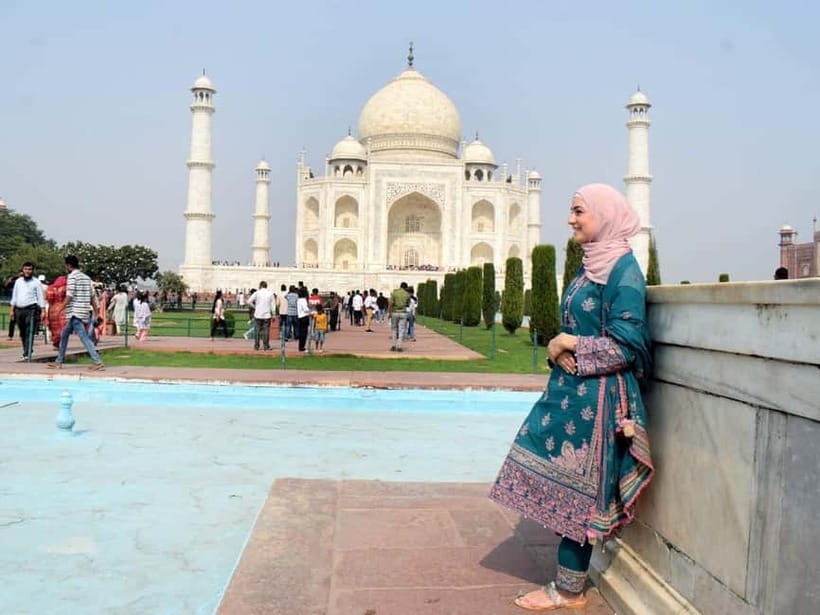 Taj Mahal & Agra Fort Private Tour with Lunch & Pickup - Guides, languages, and the human side of the visit