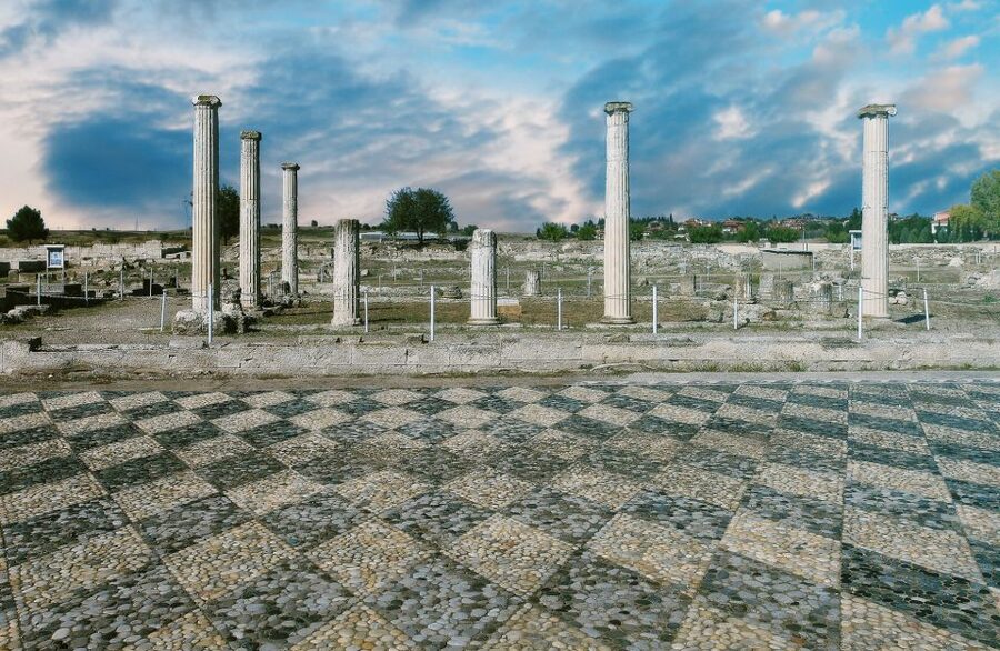Thessaloniki: Vergina and Pella Day Trip - Walking the ancient market at Pella