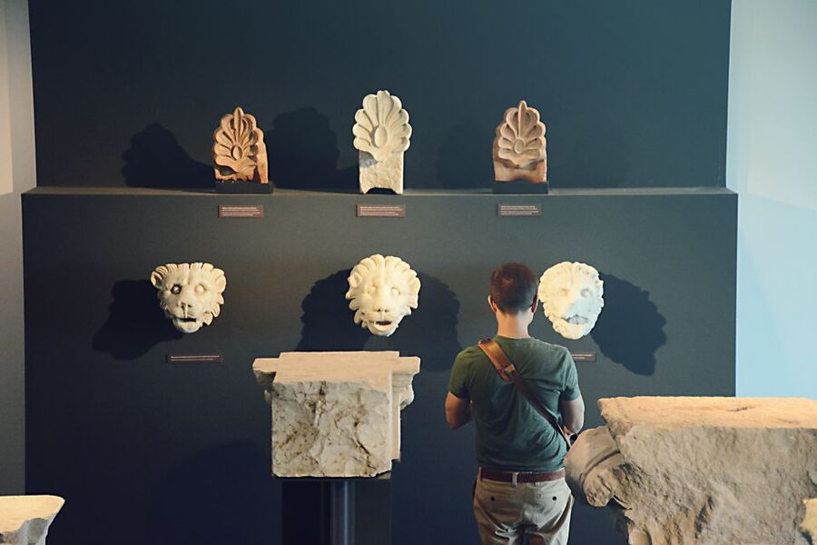 Thessaloniki: Vergina and Pella Day Trip - Inside the royal tombs of Aigai