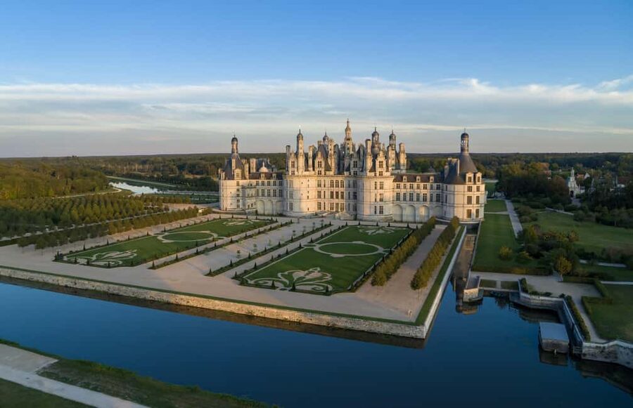 Tours/Amboise: Chambord, Chenonceau Day Trip & Wine Tasting - Chenonceau and its river setting