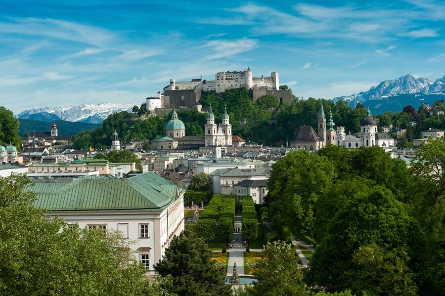 Vienna: Hallstatt, Salzburg, Melk, Alps & Lakes Day Trip - The long return to Vienna