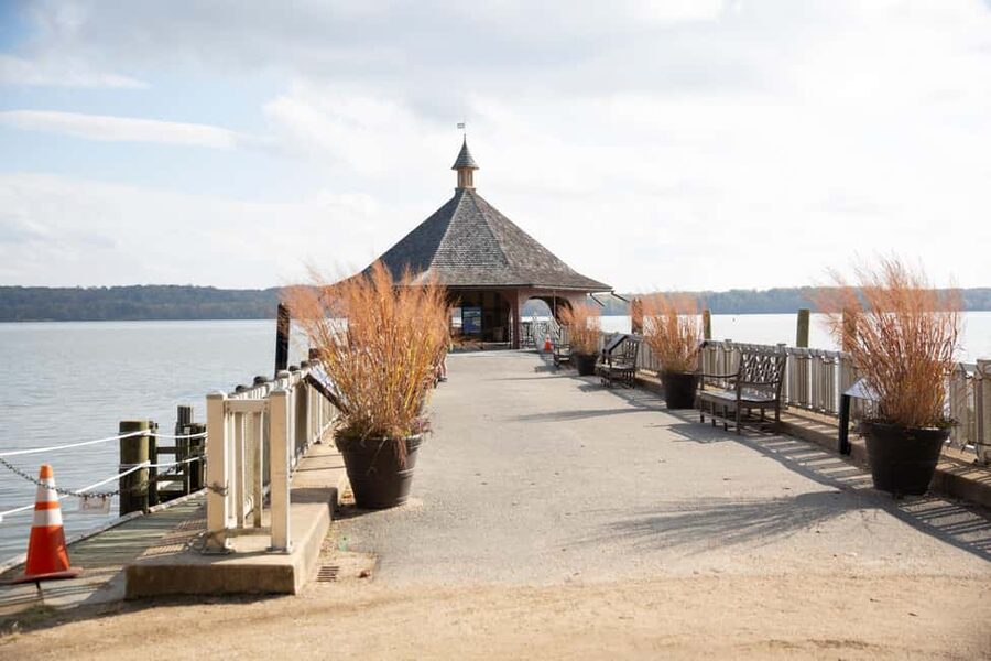 Washington DC: Mt. Vernon Day Trip with River Cruise - Meeting your guide at Washington’s wharf