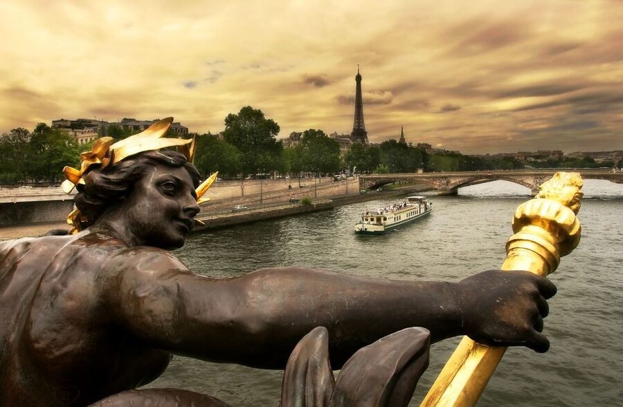 Welcome to Paris Day Trip from London via Train - What the guided city tour adds